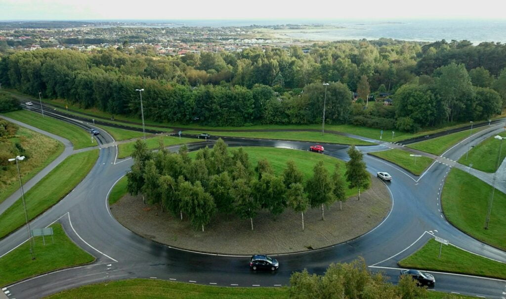 How to drive in a roundabout. 